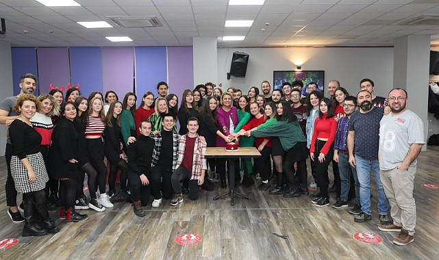 Başkan Hürriyet, Sahne İzmit’in yeni yıl coşkusuna ortak oldu