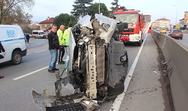 Bariyerlere çarpıp yan yatan otomobil hurdaya döndü