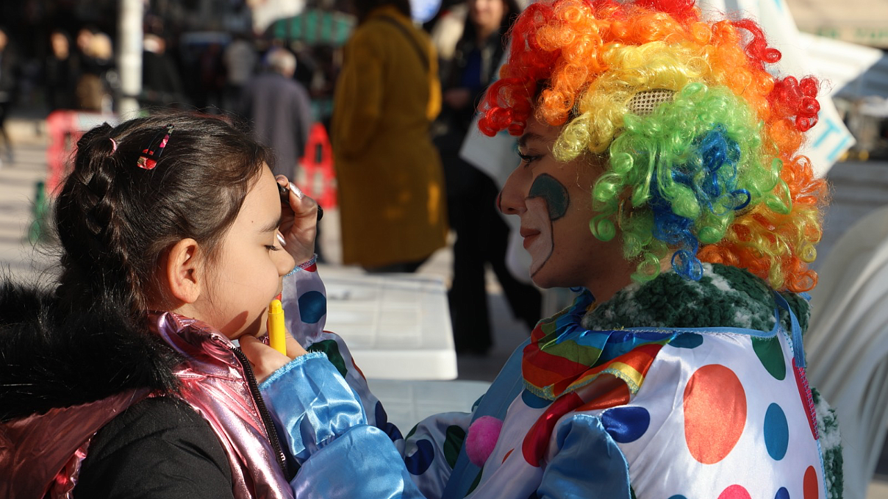 İzmit Belediyesi kentin dört bir yanında yeni yıl coşkusunu yaşatıyor