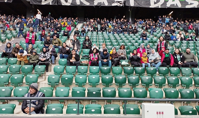 YADEV öğrencileri Kocaelispor’u tribünden destekledi