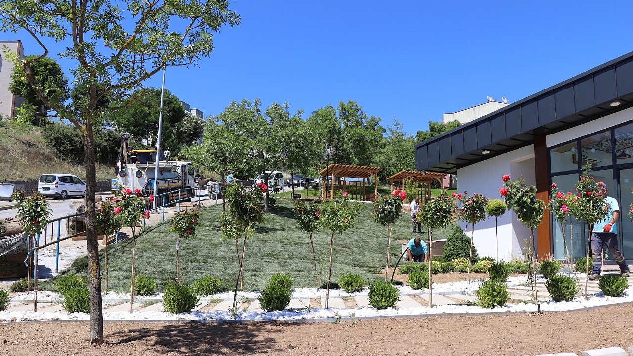 2022’de on binlerce ağaç diken İzmit Belediyesi ekilen ağaç ve çiçeklerle yeşil bir İzmit için çalıştı