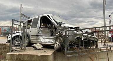 3 kişinin yaralandığı kazada trafik durdu, araçlar kontak kapattı