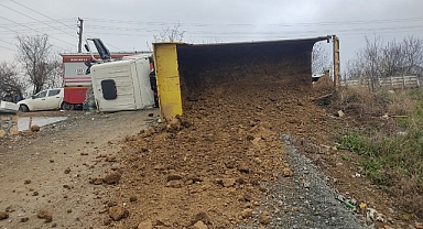 Devrilen kamyonun sürücüsü yaralandı