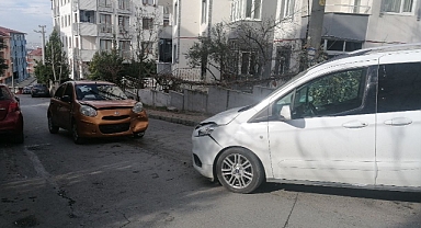 Hafif ticari araç ile otomobil kafa kafaya çarpıştı: 1 yaralı
