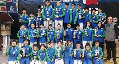 Karate takımı kupa ve madalyaları sildi süpürdü