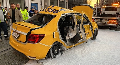 Tramvayla çarpışan taksi hurdaya döndü!