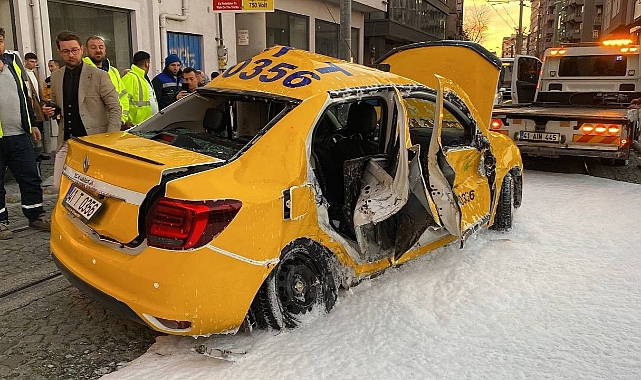 Tramvayla çarpışan taksi hurdaya döndü!