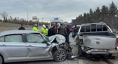 3 aracın karıştığı zincirleme trafik kazasında 2 kişi yaralandı