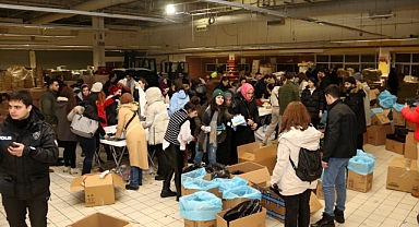 Ayni Yardım Merkezi'nde deprem bölgesine 60 TIR yardım gönderildi