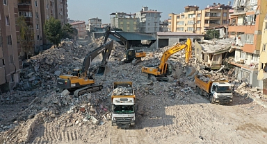 Büyükşehir, Hatay Defne'de enkaz kaldırma çalışması yapıyor