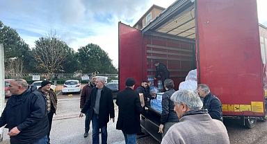 CHP Kocaeli depremzedelere ihtiyaç malzemelerini ulaştırmaya devam ediyor