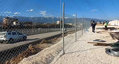 Defne'deki çadır kentin çevresine tel çit inşa ediliyor