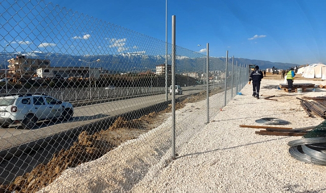 Defne'deki çadır kentin çevresine tel çit inşa ediliyor