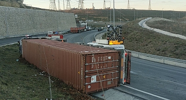 Devrilen tırın sürücüsü yaralandı