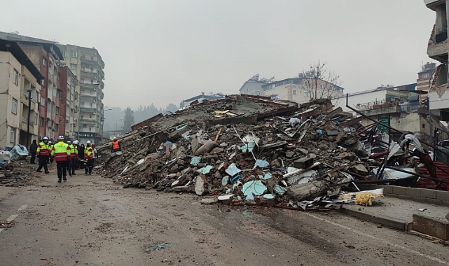 Hatay Kırıkhan’a ilk ulaşan İZBAK vatandaşlara umut oldu