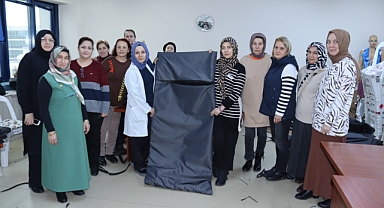 İZMEK’te kadınlar deprem bölgesi için uyku tulumu üretiyor