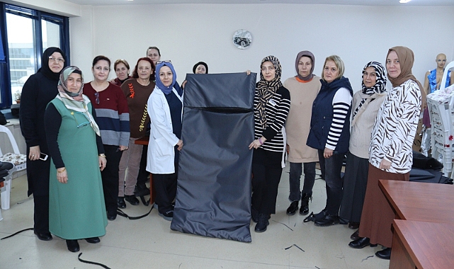 İZMEK’te kadınlar deprem bölgesi için uyku tulumu üretiyor