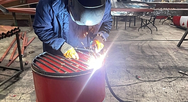 İzmit Belediyesi, deprem bölgesi için boş varillerden soba imal ediyor