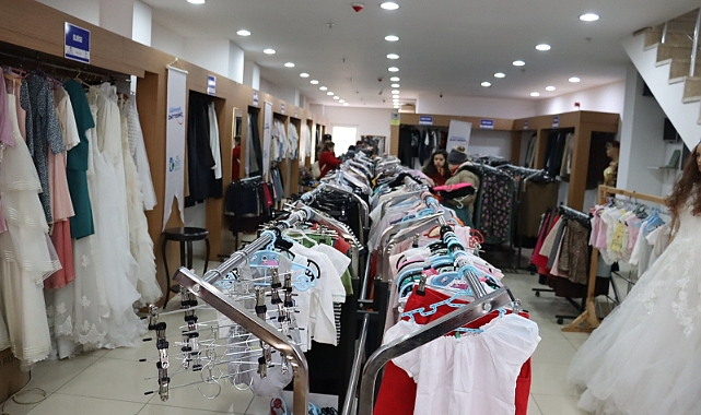 İzmit Belediyesi Dost Eller Giyim Mağazası’nda en özel ürünler vatandaşları bekliyor