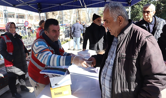İzmit Belediyesi, Miraç Kandili’nde helva dağıttı