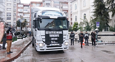 İzmit Belediyesi yardım noktalarından deprem bölgesine 13 tır yardım gönderildi