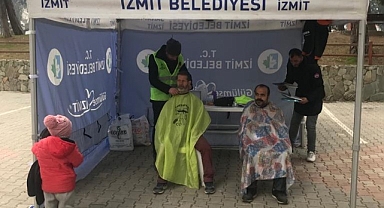 Kocaeli Kuaförler ve Berberler Odaları işbirliği ile İzmit Belediyesi stantlarında depremzedelere ücretsiz saç tıraşı hizmeti başladı