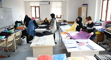 Kursiyerler depremzedeler için battaniye ve eşofman takımı üretiyor