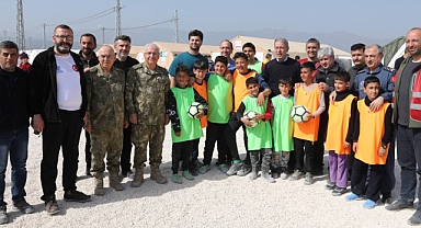 Bakan Akar, Büyükşehir'in çadır kentinde çocuklarla futbol oynadı