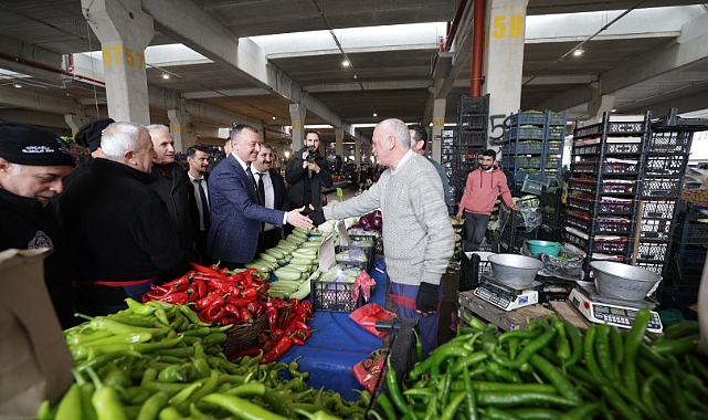 Başkan Büyükakın, Perşembe Pazarı'nı dolaştı