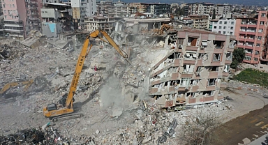 Büyükşehir, Hatay'da 51 binanın yıkımını yaptı