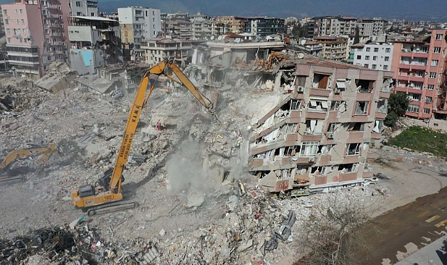 Büyükşehir, Hatay'da 51 binanın yıkımını yaptı