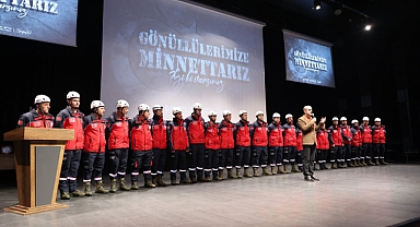 Depremde hayatını kaybedenler anıldı, gönüllüler onurlandırıldı