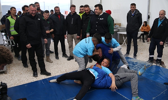 Depremzede çocuklar başpehlivanları tuş etti