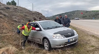 İzmit Belediyesi ekipleri afet bölgesinde yoldan çıkan aracı kurtardı