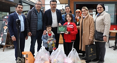 Minik Haticenur bileklik ve kolye satarak elde ettiği geliri depremzedelere bağışladı