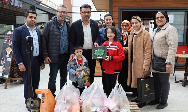Minik Haticenur bileklik ve kolye satarak elde ettiği geliri depremzedelere bağışladı