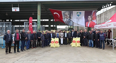 İzmit Belediyesinden 840 çiftçiye gübre desteği
