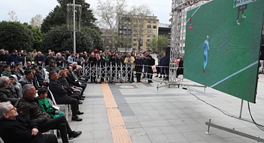 Kocaelisporlular maç heyecanını İzmit Belediyesi önünde yaşadı