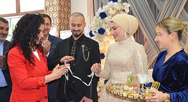 Yudum Kaşıkçı çiftleri yalnız bırakmadı