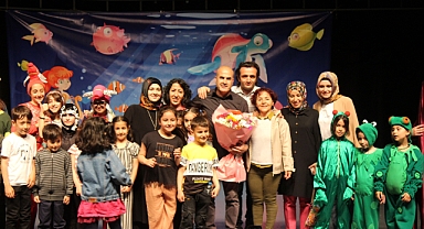 Gebze'de öğrenciler 'Küçük Kara Balık' oyununu sergiledi