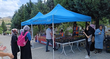 Kabir ziyareti yapan Çayırovalılara çiçek dağıtıldı