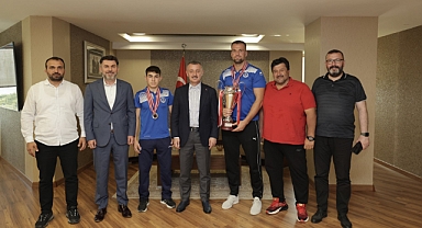Başkan Büyükakın pehlivanları ağırladı