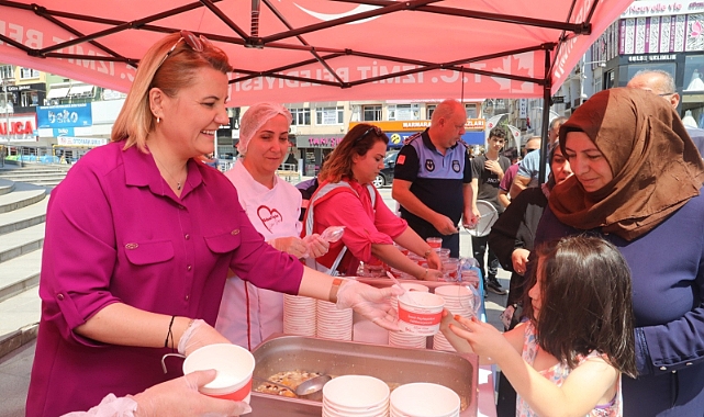 Başkan Hürriyet, İzmitlilere aşure dağıttı