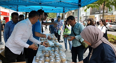 Büyükşehir'den Cumhuriyet Bulvarında aşure ikramı