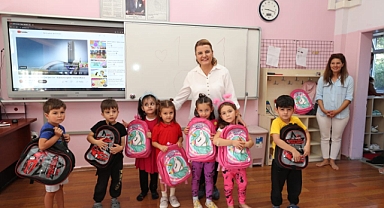 Başkan Hürriyet, öğrencileri hediyelerle sevindirdi