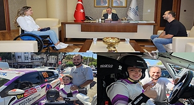 Bir eli direksiyonda, diğer eli gaz ve frende