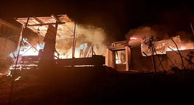 Gebze'de tek katlı ev alev alev yandı