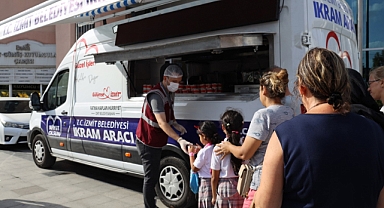 İzmit Belediyesi, Mevlid Kandilinde vatandaşlara helva ikram etti