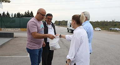 İzmit Belediyesi servis bekleyen emekçilerin yüzlerini güldürdü