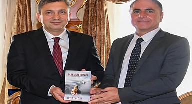 Levent Altun Vali Şahin’e son kitabından hediye etti